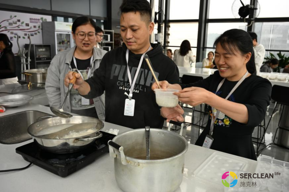 兴业卓辉员工在盛汤圆
