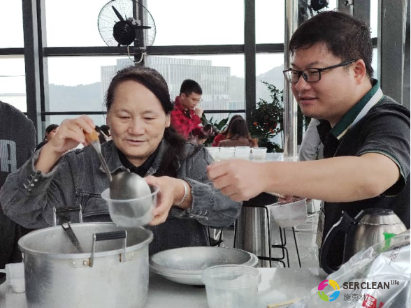 兴业卓辉领导为员工盛汤圆