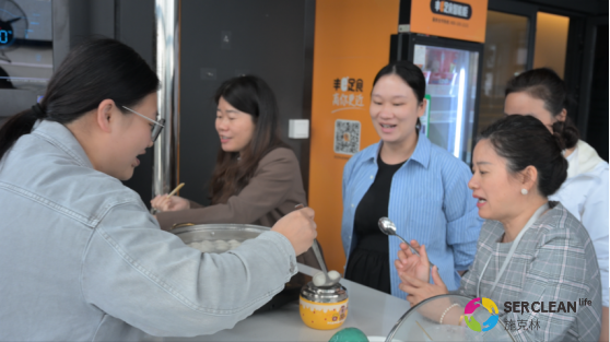 兴业卓辉员工在一起吃汤圆