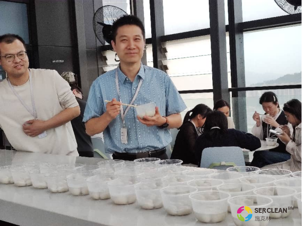 兴业卓辉员工在一起吃汤圆