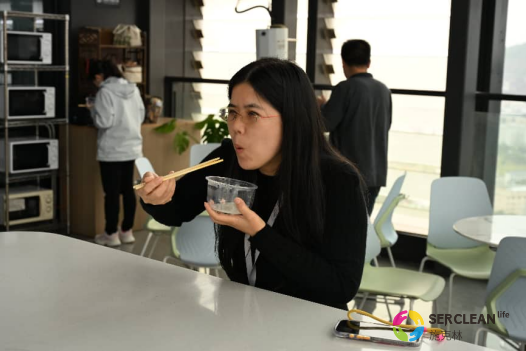 兴业卓辉员工在一起吃汤圆