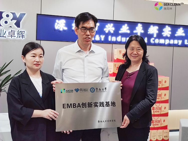冯董带领大家共同参观了兴业卓辉的各个区域