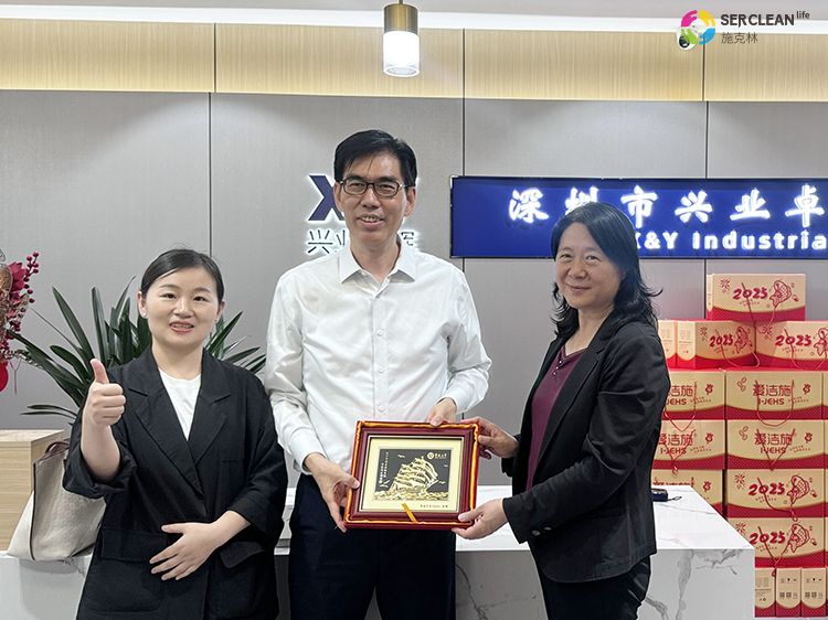 暨南大学知行团颁发了EMBA创新实践基地的牌子给兴业卓辉