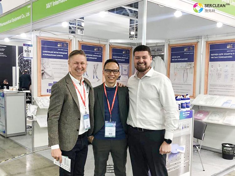 兴业卓辉展会工作人员与外国客户合影