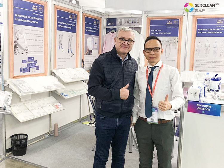 兴业卓辉展会工作人员与外国客户合影