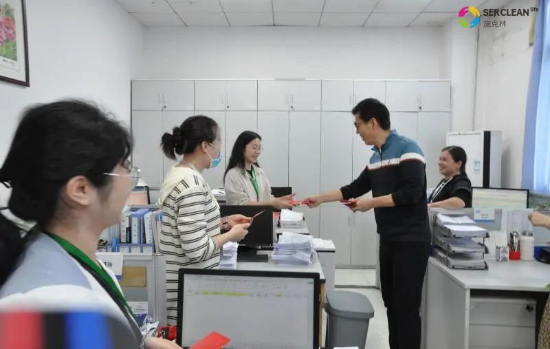 兴业卓辉董事长发放开工红包