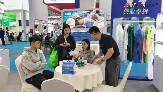 兴业卓辉工作人员展会现场讲解产品