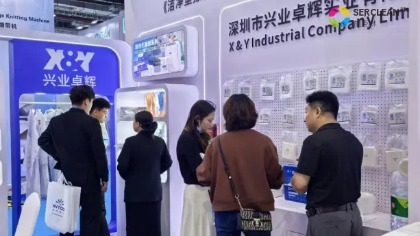 兴业卓辉工作人员展会现场讲解产品