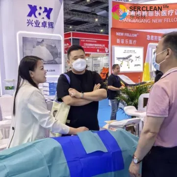 兴业卓辉工作人员展会现场讲解产品